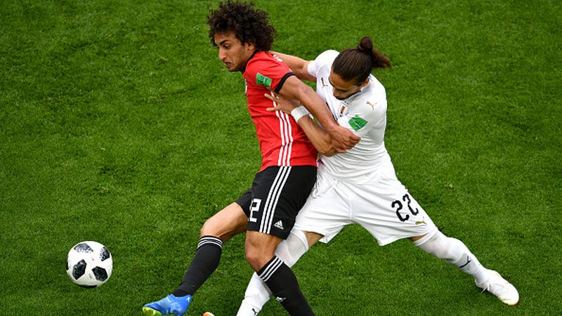 Amr Warda vs Martin Caceres dalam ajang Piala Dunia 2018. Copyright: © Getty Images