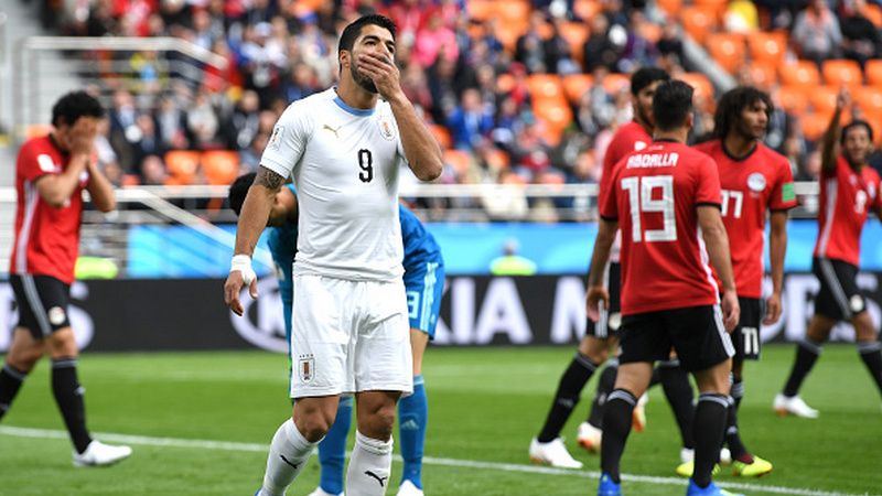 Ekspresi kecewa Luis Suarez pasca gagal memanfaatkan peluang emas. Copyright: © Getty Images