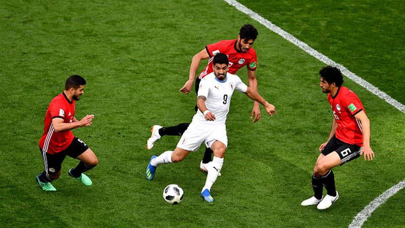Luis Suarez dijaga ketat oleh para pemain Mesir di Piala Dunia 2018. Copyright: © Getty Images