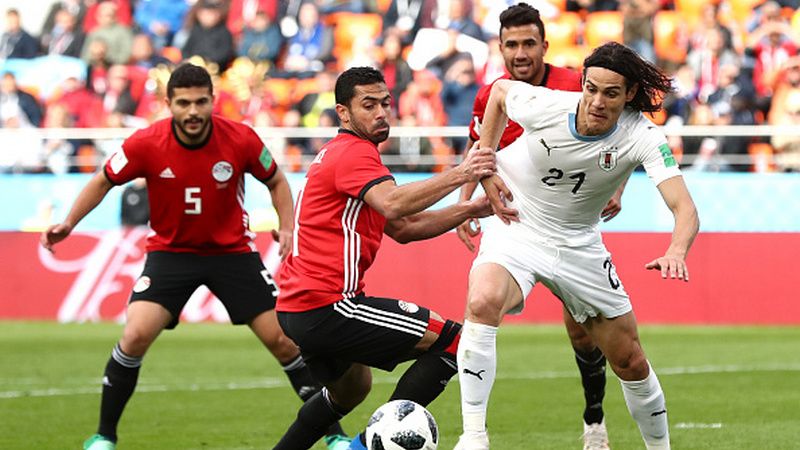 Edinson Cavani dijaga ketat oleh para pemain Mesir di Piala Dunia 2018. Copyright: © Getty Images