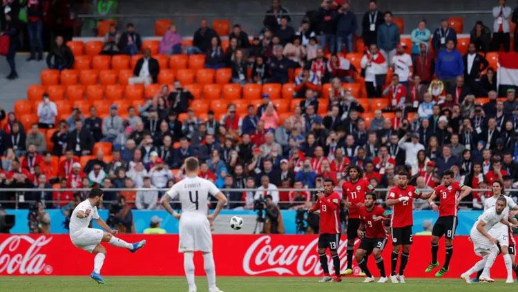 Kondisi bangku penonton di laga Mesir vs Uruguay. Copyright: © Reuters