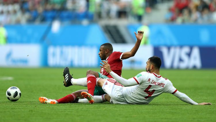 Ayoub El Kaabi berebut bola dengan penggawa Timnas Iran, Roozbeh Cheshmi di laga grup B Piala Dunia 2018. Copyright: © Getty Images