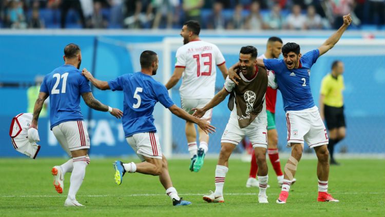 Skuat Timnas Iran merayakan gol kemenangan mereka di menit tambahan ke gawang Maroko, Piala Dunia 2018. Copyright: © Getty Images