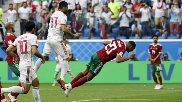 Pemain Timnas Maroko, Aziz Bouhaddouz mencetak gol bunuh diri, saat menghadapi Iran di Piala Dunia 2018. Copyright: © twitter.com/optajoe