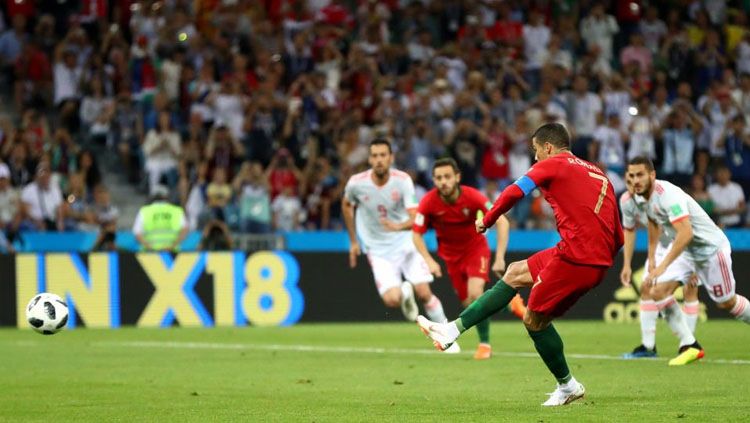 Eksekusi penalti Cristiano Ronaldo saat Portugal menghadapi Spanyol di Piala Dunia 2018. Copyright: © Twitter @playmaker_PT.
