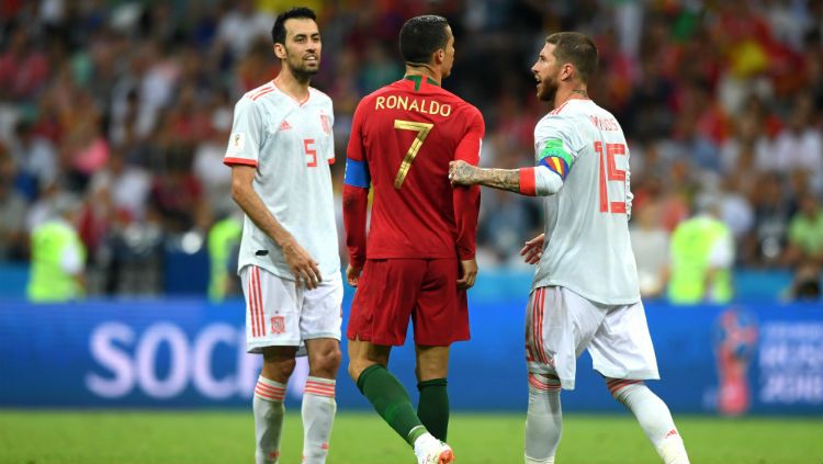 Cristiano Ronaldo dan Sergio Ramos dalam laga Portugal vs Spanyol di Piala Dunia 2018. Copyright: © Getty Images