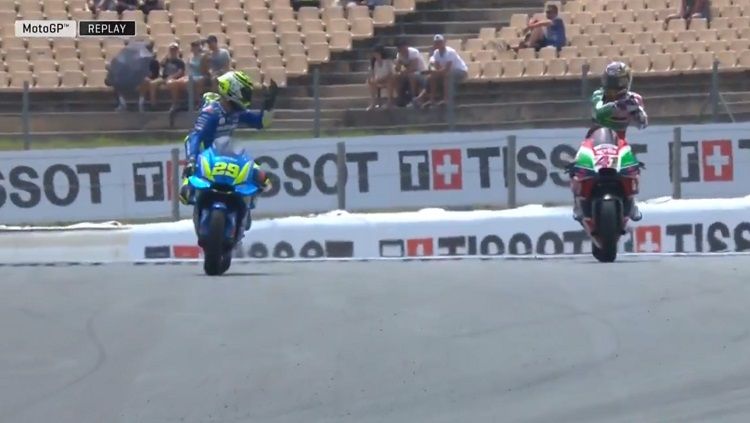 Cekcok yang terjadi antara Andrea Iannone dan Aleix Espargaro di MotoGP Catalunya 2018. Copyright: © Twitter @motoGP.