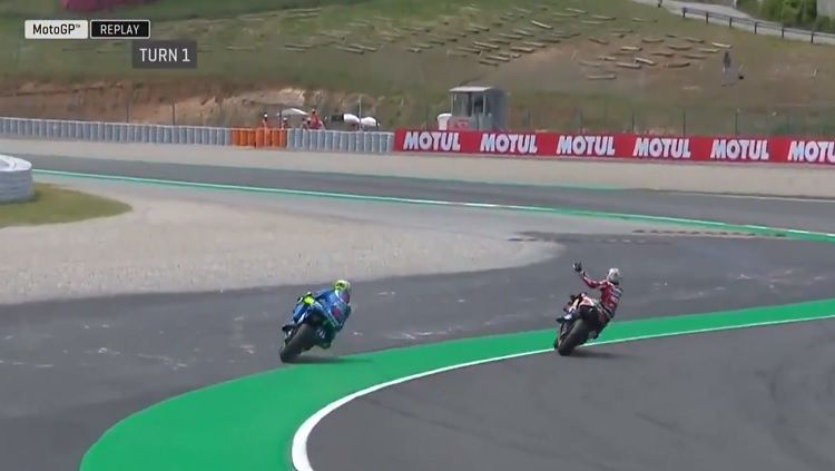 Cekcok yang terjadi antara Andrea Iannone dan Aleix Espargaro di MotoGP Catalunya 2018. Copyright: © Twitter @motoGP.