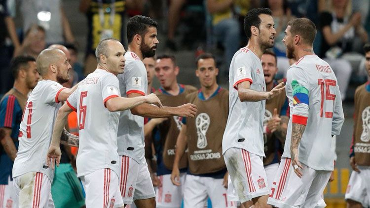 Diego Costa selebrasi dengan pemain Timnas Spanyol lainnya di laga Piala Dunia 2018 melawan Portugal. Copyright: © Twitter @ChampionsLeague