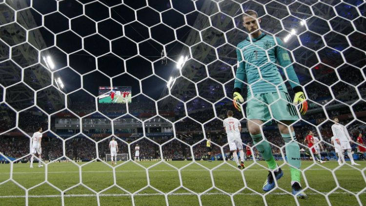 Kiper Timnas Spanyol, David De Gea melakukan blunder yang berujung gol kedua Cristiano Ronaldo di laga menghadapi Portugal, Sabtu (16/06/18) dini hari WIB. Copyright: © Getty Images