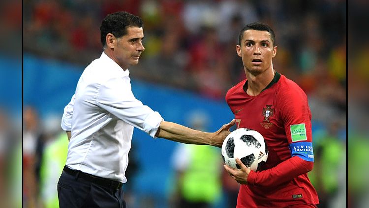 Pelatih Timnas Spanyol, Fernando Hierro (kiri) dan Cristiano Ronaldo, pemain megabintang Timnas Portugal. Copyright: © Getty Images