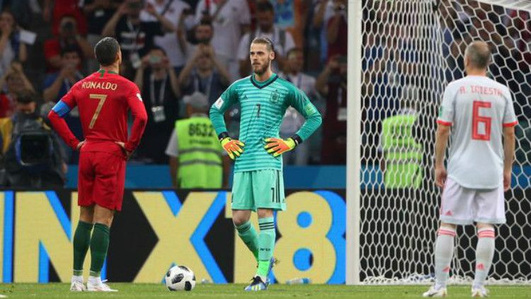 David de Gea berusaha mempengaruhi pikiran Cristiano Ronaldo sesaat sebelum tembakan penalti di laga Spanyol melawan Portugal di Piala Dunia 2018 (16/06/18). Copyright: © REUTERS