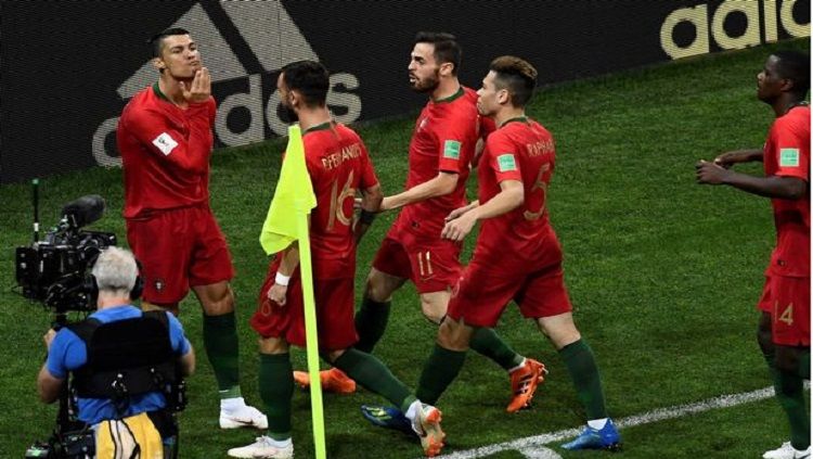 Timnas Portugal merayakan gol yang dicetak Ronaldo ke gawang Spanyol di Piala Dunia 2018. Copyright: © mirror.co.uk