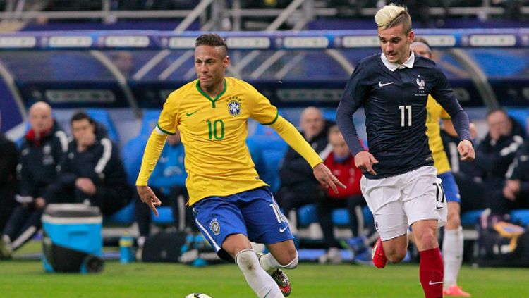 Neymar (kiri) dan Antoine Griezmann dalam laga persahabatan Brasil vs Prancis 2015 silam. Copyright: © Getty Images