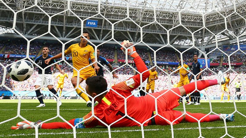 Penyelamatan gemilang Hugo Lloris saat melawan Australia di Piala Dunia 2018. Copyright: © Getty Images