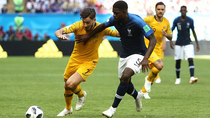 Piala Dunia 2018: Samuel Umtiti (kanan) menahan Mathew Leckie di laga Prancis vs Australia. Copyright: © Getty Images