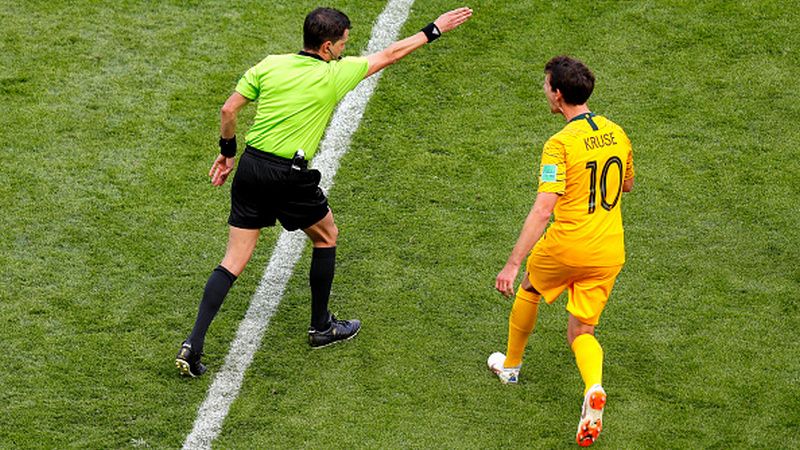 Wasit Andres Cunha menunjuk titik putih pasca melihat VAR. Copyright: © Getty Images