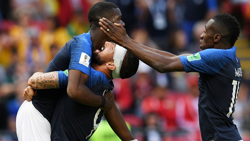 Paul Pogba (kiri) diangkat Olivier Giroud sebagai bentuk selebrasi atas gol yang ia buat. Copyright: © Getty Images