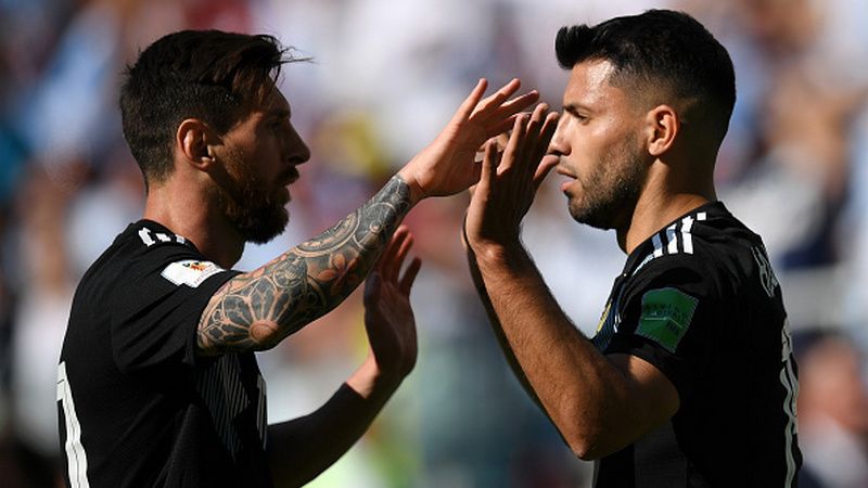 Lionel Messi dan Sergio Aguero bersatu di Barcelona. Copyright: © Getty Images