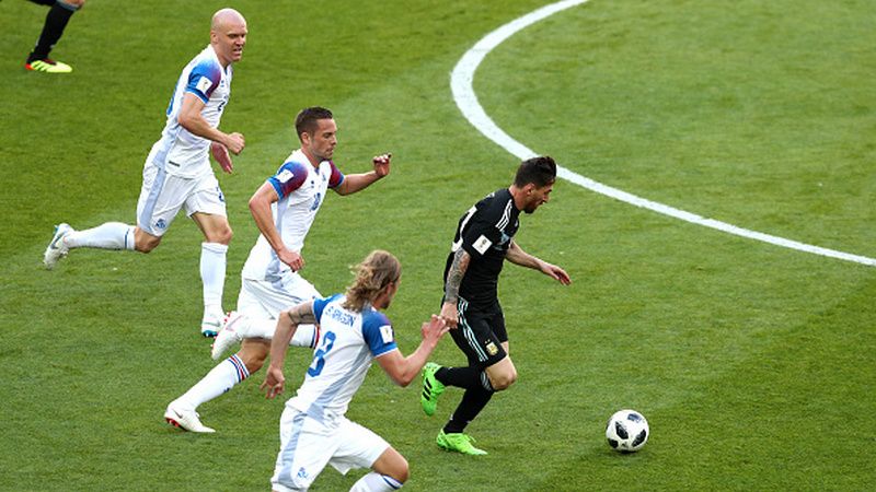 Para pemain Islandia (jersey putih) mengejar Lionel Messi dalam pertandingan Grup D Piala Dunia 2018. Copyright: © Getty Images