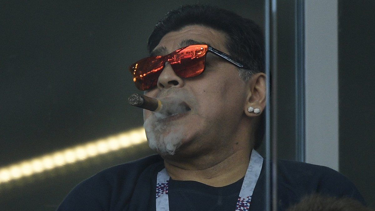Maradona menonton pertandingan Piala Dunia 2018 sambil merokok di dalam stadion. Copyright: © Getty Images