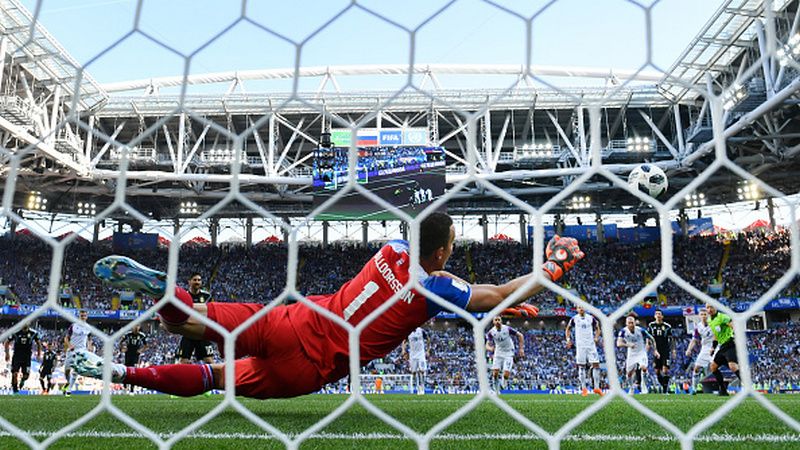 Aksi penyelamatan Hannes Halldorsson dari tendangan penalti Lionel Messi. Copyright: © Getty Images