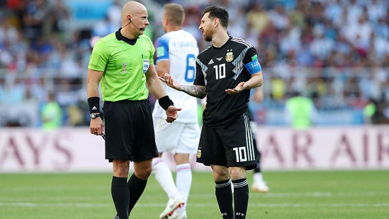 Lionel Messi protes kepada wasit Szymon Marciniak. Copyright: © Getty Images