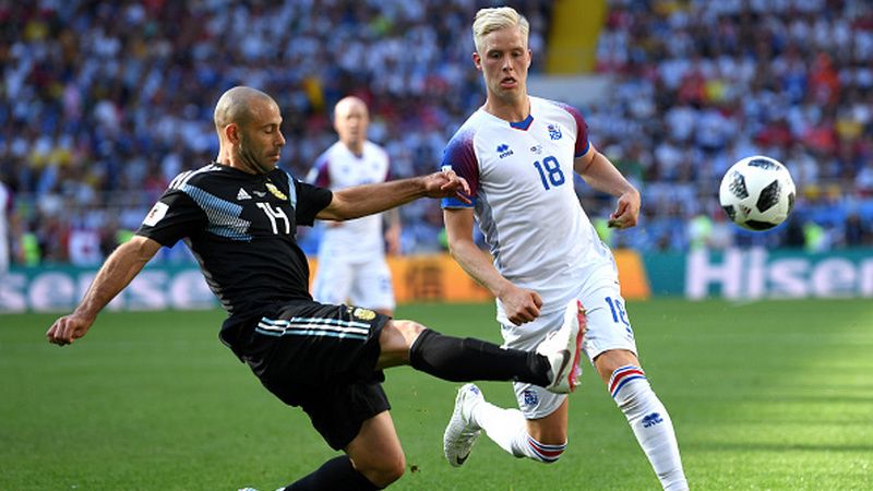 Javier Mascherano vs Hordur Magnusson di Piala Dunia 2018 Copyright: © Getty Images