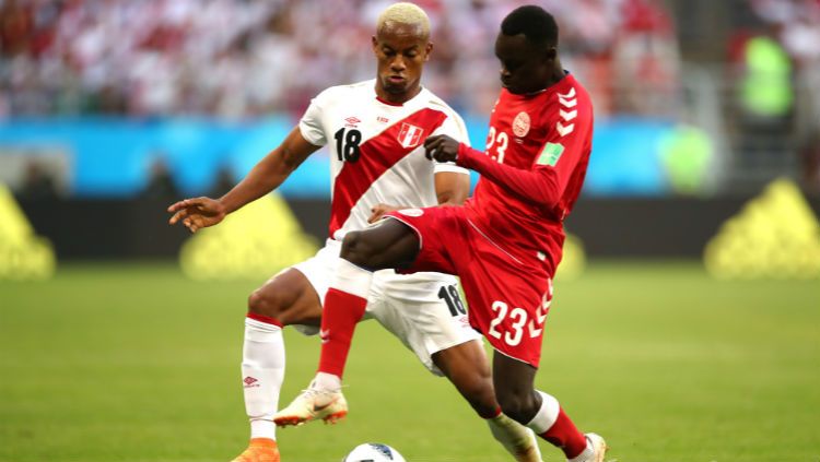 Penyerang Peru, Andre Carrillo dan gelandang Denmark, Pione Sisto berebut bola dalam laga Grup C Piala Dunia 2018, Peru vs Denmark, Sabtu (16/06/18), di Stadion Mordovia, Saransk. Copyright: © Getty Images