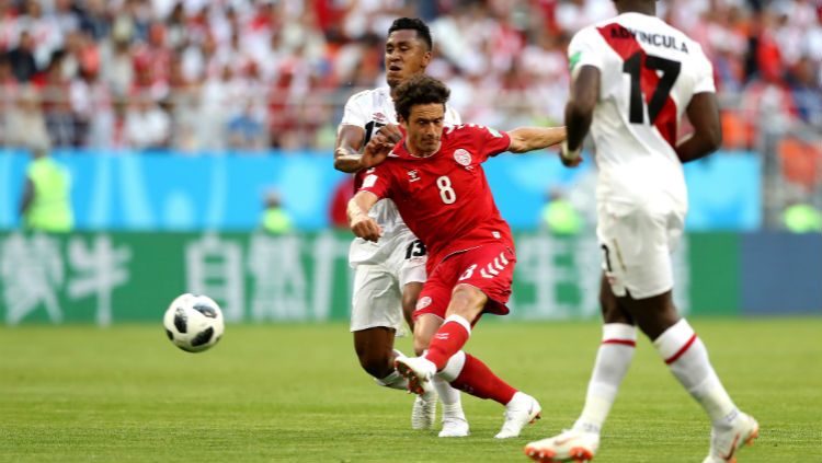 Gelandang Denmark, Thomas Delaney melepaskan tendangan saat dikawal oleh pemain bertahan Peru, Renato Tapia di laga Grup C Piala Dunia 2018, Peru vs Denmark, di Stadion Mordovia, Sabtu (16/06/18). Copyright: © Getty Images