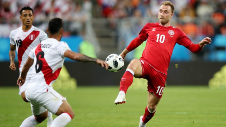 Gelandang andalan Timnas Denmark, Christian Eriksen berusaha untuk mengontrol bola dalam laga Grup C Piala Dunia 2018 menghadapi Peru, Sabtu (16/06/18). Copyright: © Getty Images