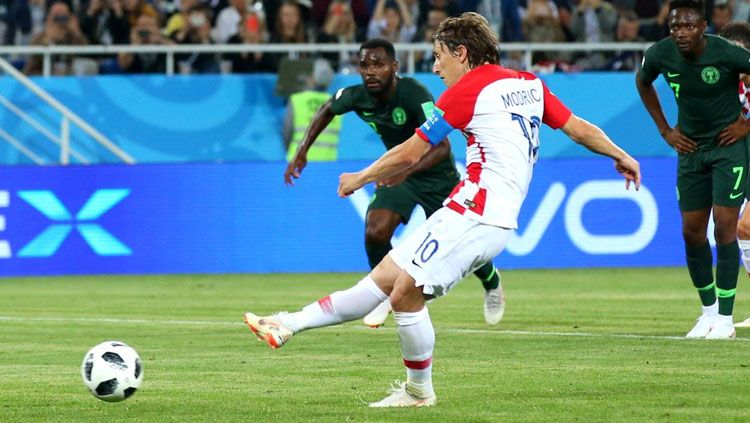 Eksekusi penalti Luka Modric ke gawang Nigeria. Copyright: © Twitter @Squawka