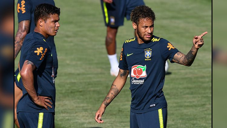 Neymar (kanan) saat sedang latihan bersama Thiago Silva di Timnas Brasil. Copyright: © Getty Images