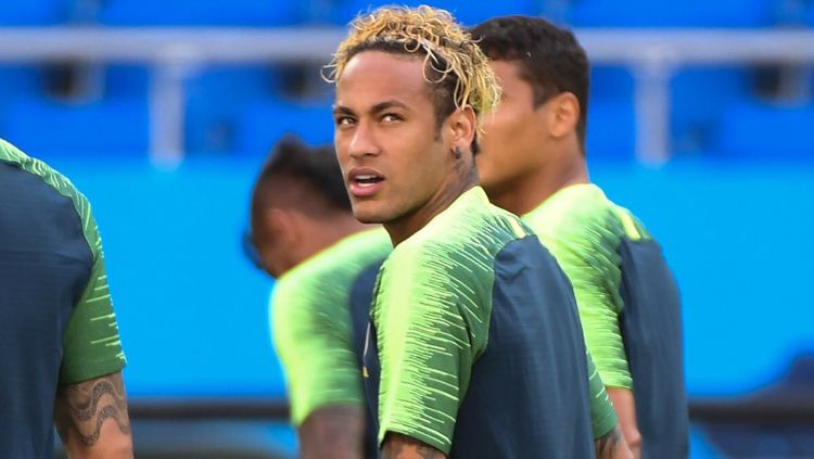 Neymar pamer rambut baru jelang laga Piala Dunia 2018 Brasil vs Swiss. Copyright: © Twitter/thelivesoccer