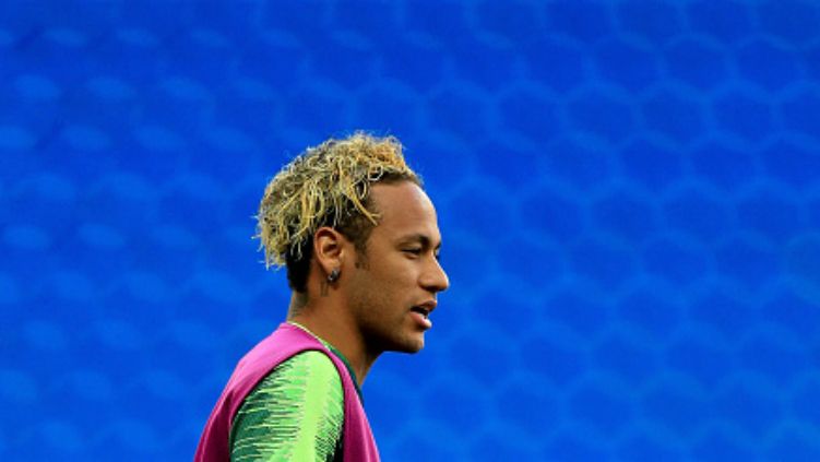 Neymar pamer rambut baru jelang laga Piala Dunia 2018 Brasil vs Swiss. Copyright: © Getty Images