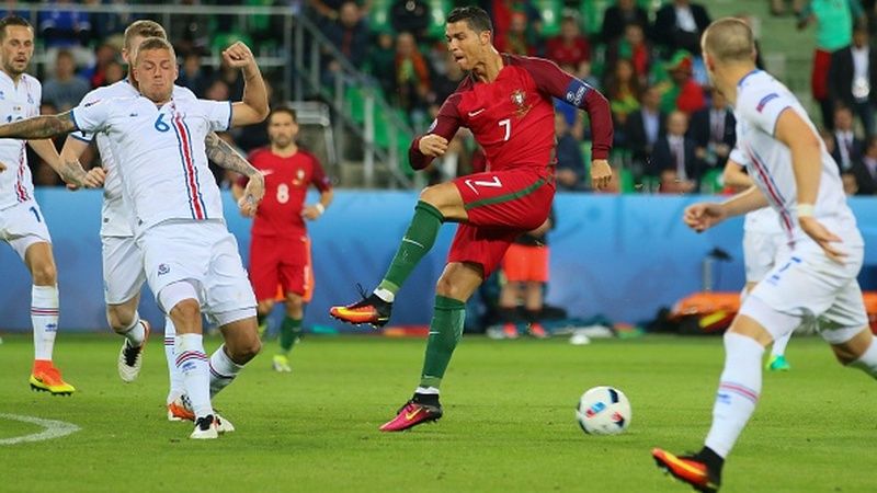 Cristiano Ronaldo (tengah) saat melawan Islandia di Euro 2016 Copyright: © Getty Images
