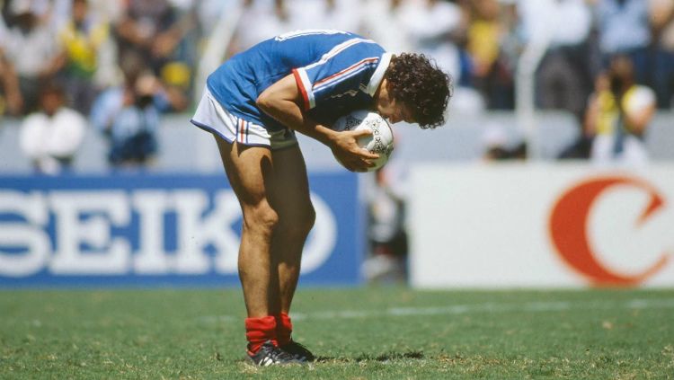 Michel Platini bersiap untuk menendang penalti di pertandingan melawan Brasil di perempatfinal Piala Dunia 1986. Copyright: © Getty Images