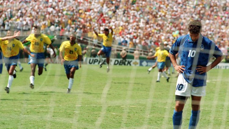 Roberto Baggio termenung usai gagal menyarangkan bola ke gawang dari titik putih di final Piala Dunia 1994 antara Italia dan Brasil. Copyright: © AFP
