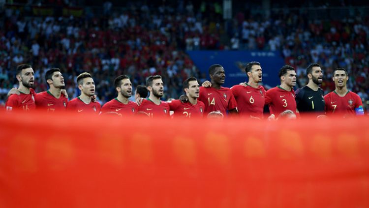 Cristiano Ronaldo dan Timnas Portugal saat lagu kebangsaan di laga Piala Dunia 2018 melawan Spanyol. Copyright: © Getty Images