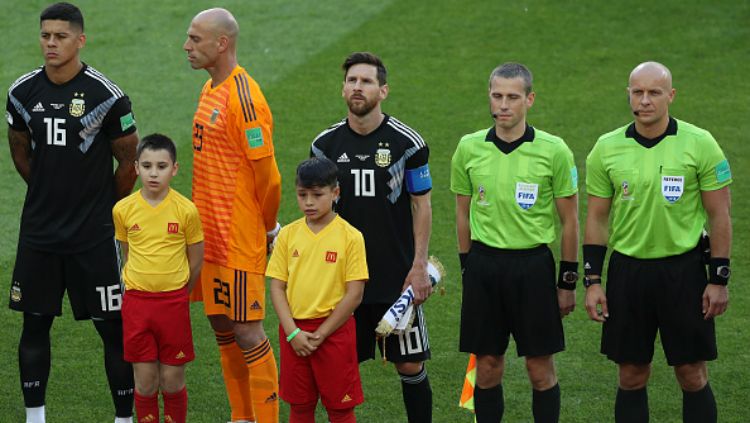 Willy Caballero, kiper Argentina, menghadap arah berbeda saat lagu kebangsaan di laga Piala Dunia 2018 melawan Islandia. Copyright: © Getty Images
