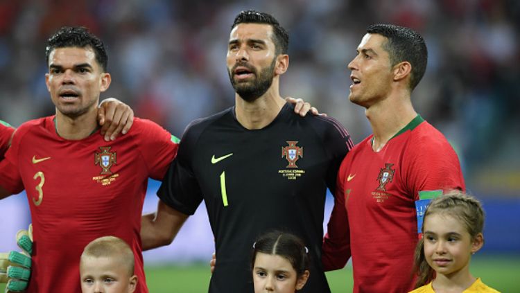 Cristiano Ronaldo dan Timnas Portugal saat lagu kebangsaan di laga Piala Dunia 2018 melawan Spanyol. Copyright: © Getty Images