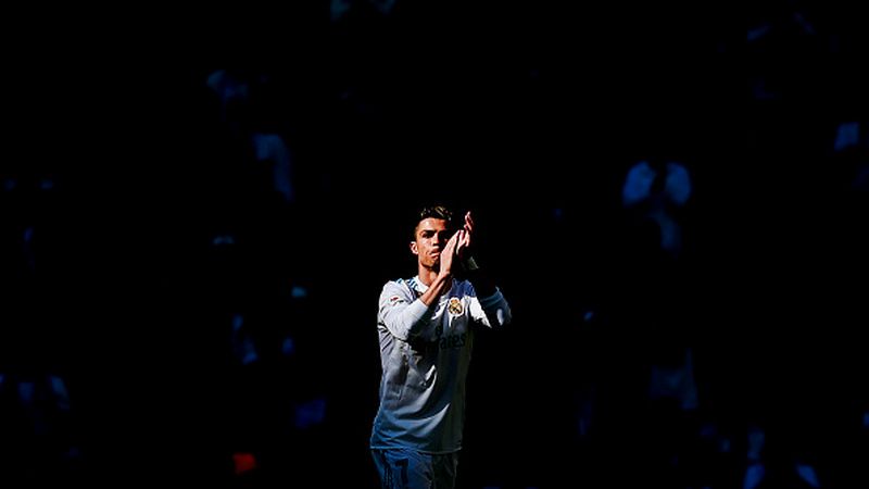 Cristiano Ronaldo tampak bertepuk tangan kepada penggemarnya. Copyright: © Getty Images