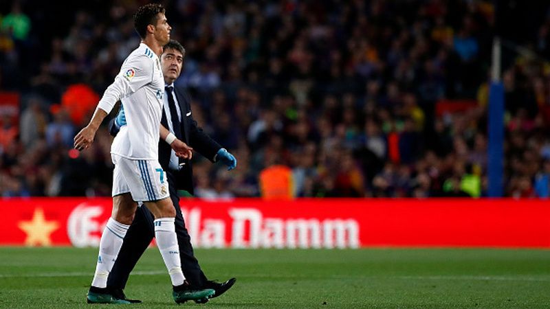 Cristiano Ronaldo (putih) saat pergi meninggalkan lapangan Camp Nou karena cedera. Copyright: © Getty Images