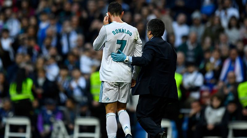 Cristiano Ronaldo (putih) pergi meninggalkan lapangan karena cedera di laga melawan Deportivo La Coruna. Copyright: © Getty Images