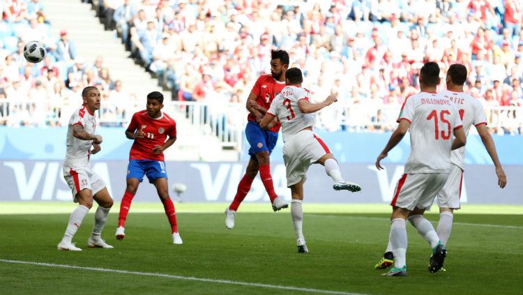 Laga Serbia vs Kosta Rika (Giancarlo Gonzalez memenangkan bola udara atas Dusko Tosic). Copyright: © Getty Images