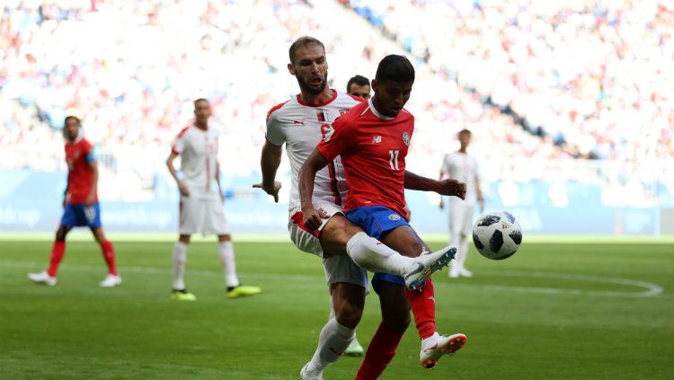 Johan Venegas mendapat tekel dari Branislav Ivanovic di pertandingan Piala Dunia 2018 yang mempertemukan Kosta Rika dengan Serbia. Copyright: © Getty Images