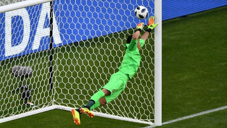 Keylor Navas gagal menyelamatkan gawang Kosta Rika dari serangan Serbia pada laga di Piala Dunia 2018. Copyright: © Getty Images