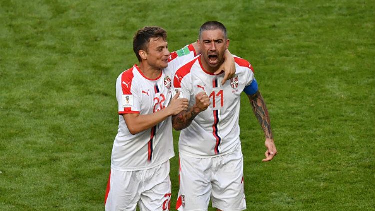 Adem Ljajic ikut merayakan gol yang dicetak oleh Aleksandar Kolarov ke gawang Kosta Rika di Piala Dunia 2018. Copyright: © Getty Images