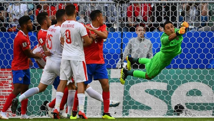 Keylor Navas Berhasil menghalau bola serangan Serbia dalam laga Kosta Rika vs Serbia di Piala Dunia 2018. Copyright: © Getty Images