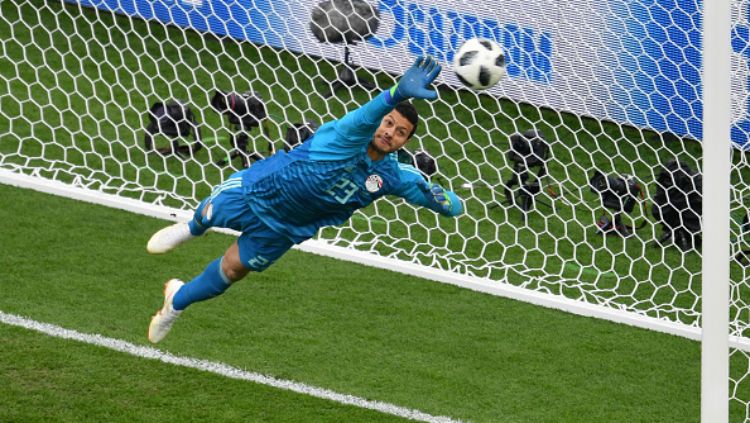 Kiper Mesir, Mohamed El-Shenawy, saat menepis tendangan pemain Uruguay, Edinson Cavani dalam laga Piala Dunia 2018. Copyright: © Getty Images